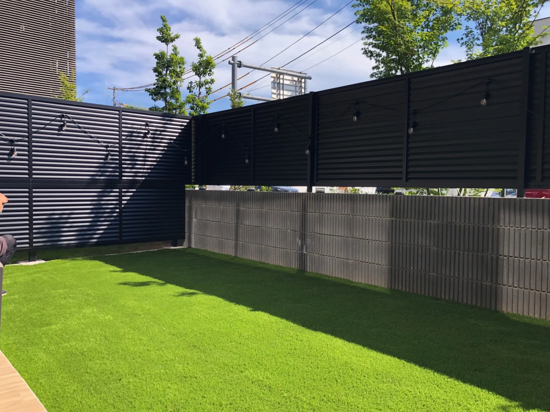 【埼玉県】新築マンション1階の専用庭に人工芝を施工|天然芝からの張替えでメンテナンス不要の美しい庭へ
