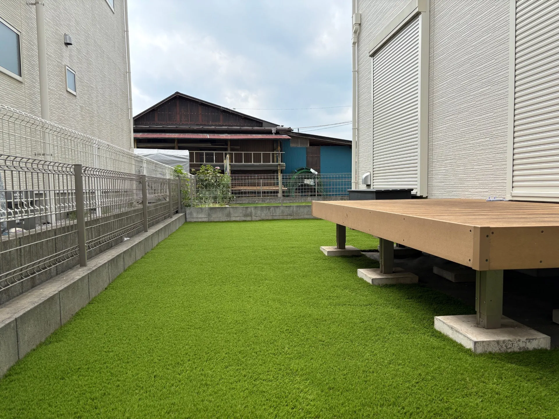 東京都青梅市|雑草に悩まされていた戸建ての庭に人工芝を施工!手間いらずの美しいお庭に