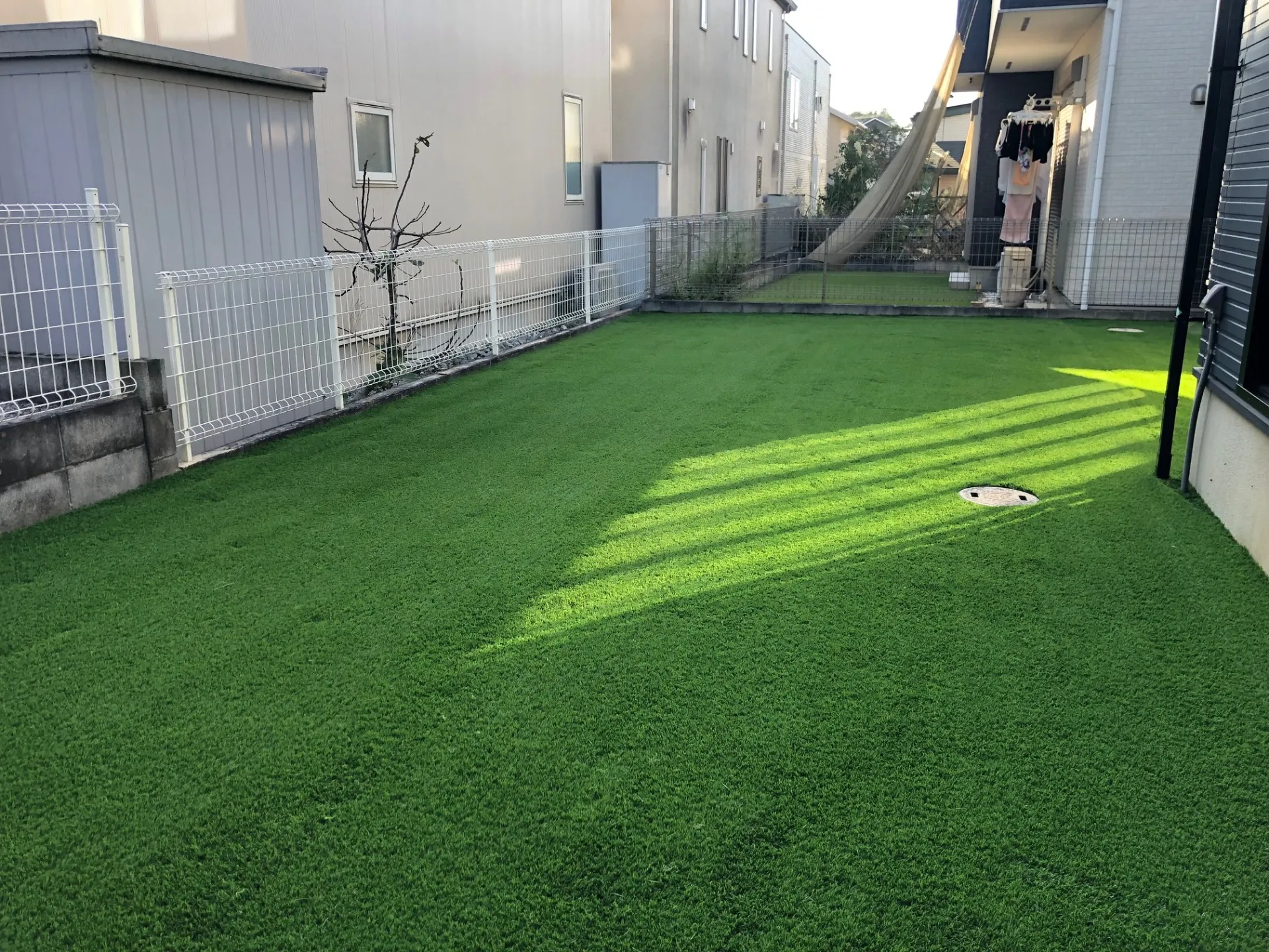 【飯能市】庭と玄関前を人工芝でリフォーム|雑草対策&お手入れ不要の快適空間に変身!