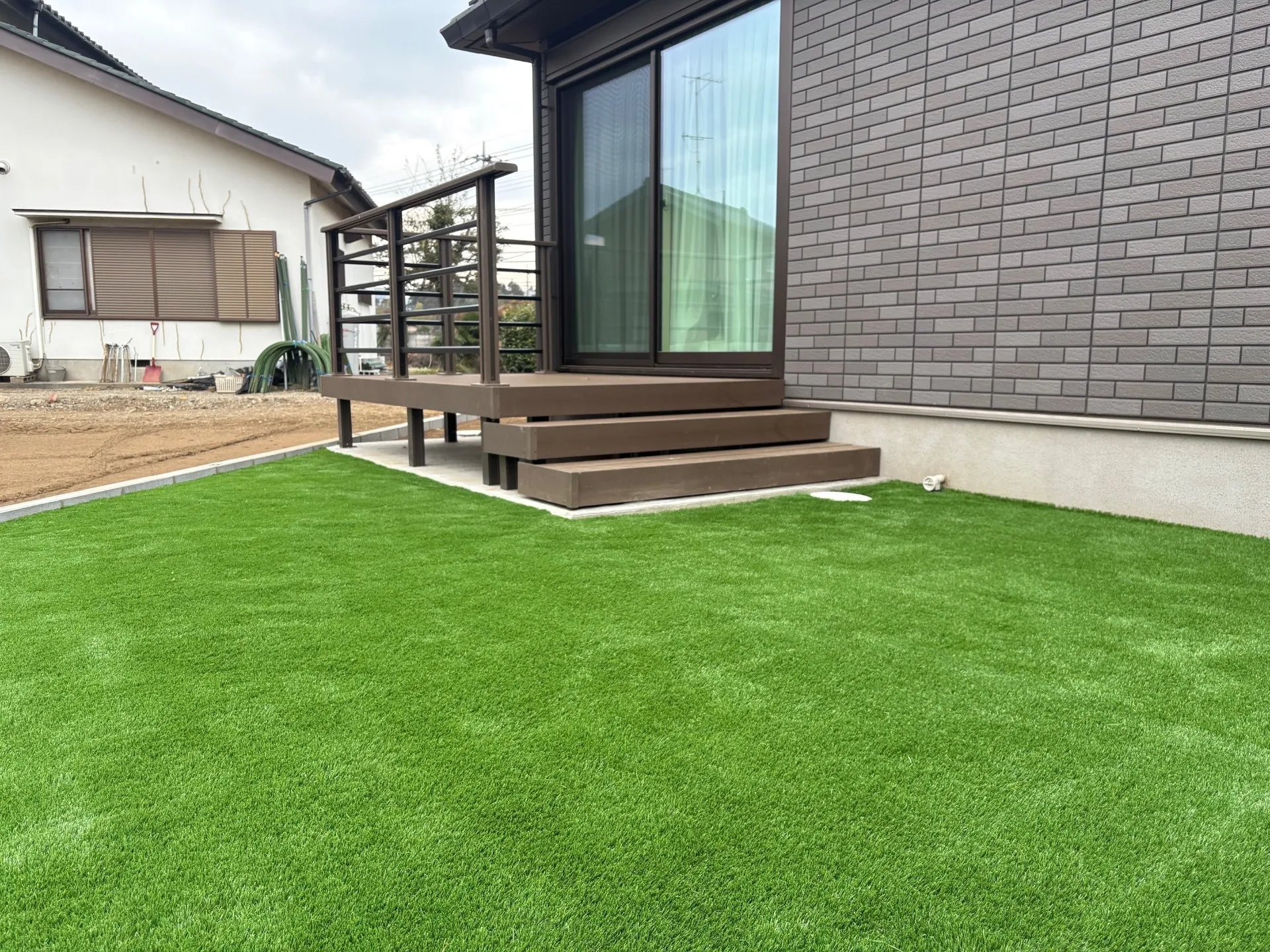 【毛呂山町|新築外構×人工芝】雑草ゼロ&ふかふか庭に大変身|高密度35mm人工芝で子どもも安心の庭づくり