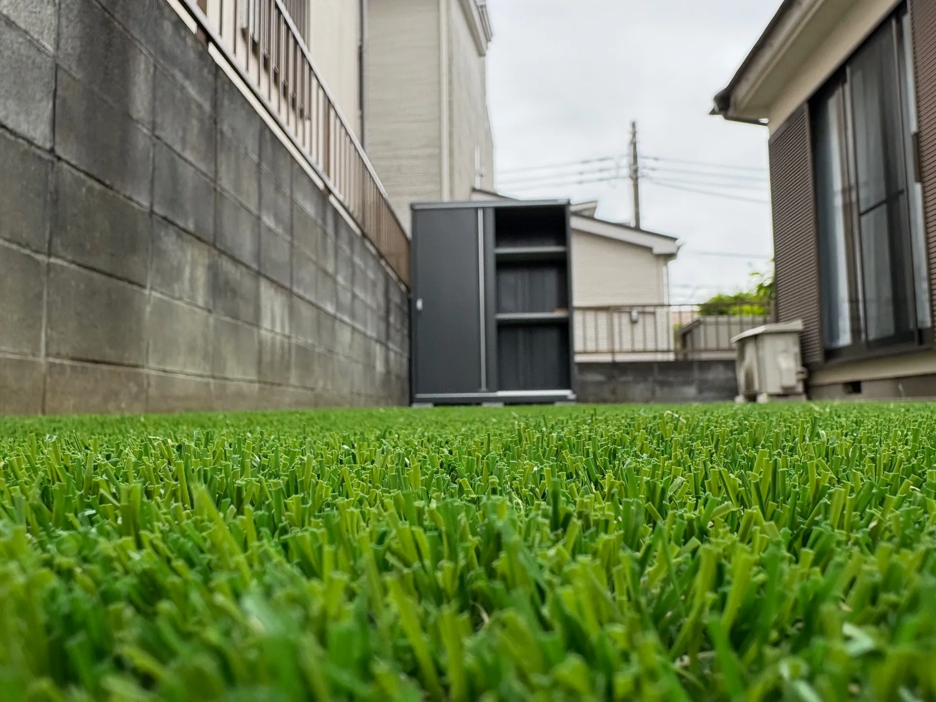 【埼玉県|狭山市】天然芝から人工芝へ!物置も同時施工でお庭が1日で大変身|費用を抑えた人工芝リフォーム事例