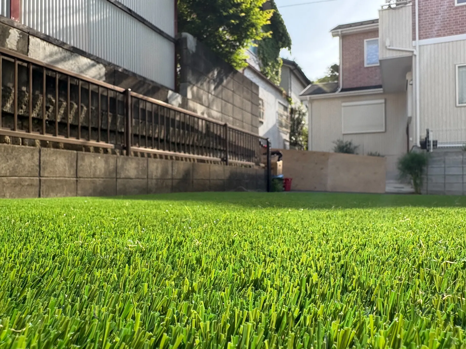 【埼玉県所沢市】「誰に見せても完璧!」プロ品質の人工芝ドッグラン施工|コンクリート庭リフォーム事例