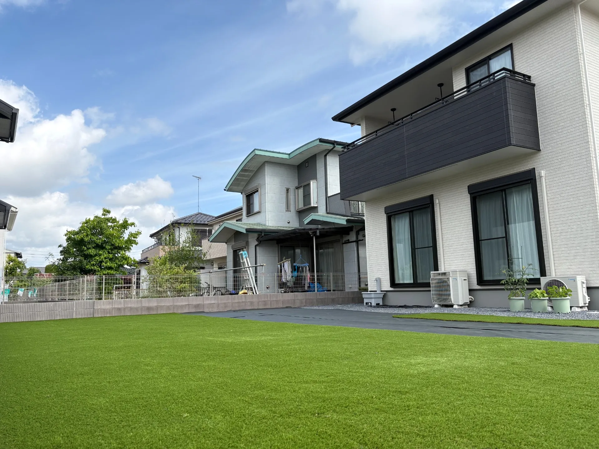 【埼玉県加須市の人工芝施工事例】84㎡の広いお庭を雑草対策&メンテナンスフリー化|新築住宅のお庭に高品質人工芝を施工