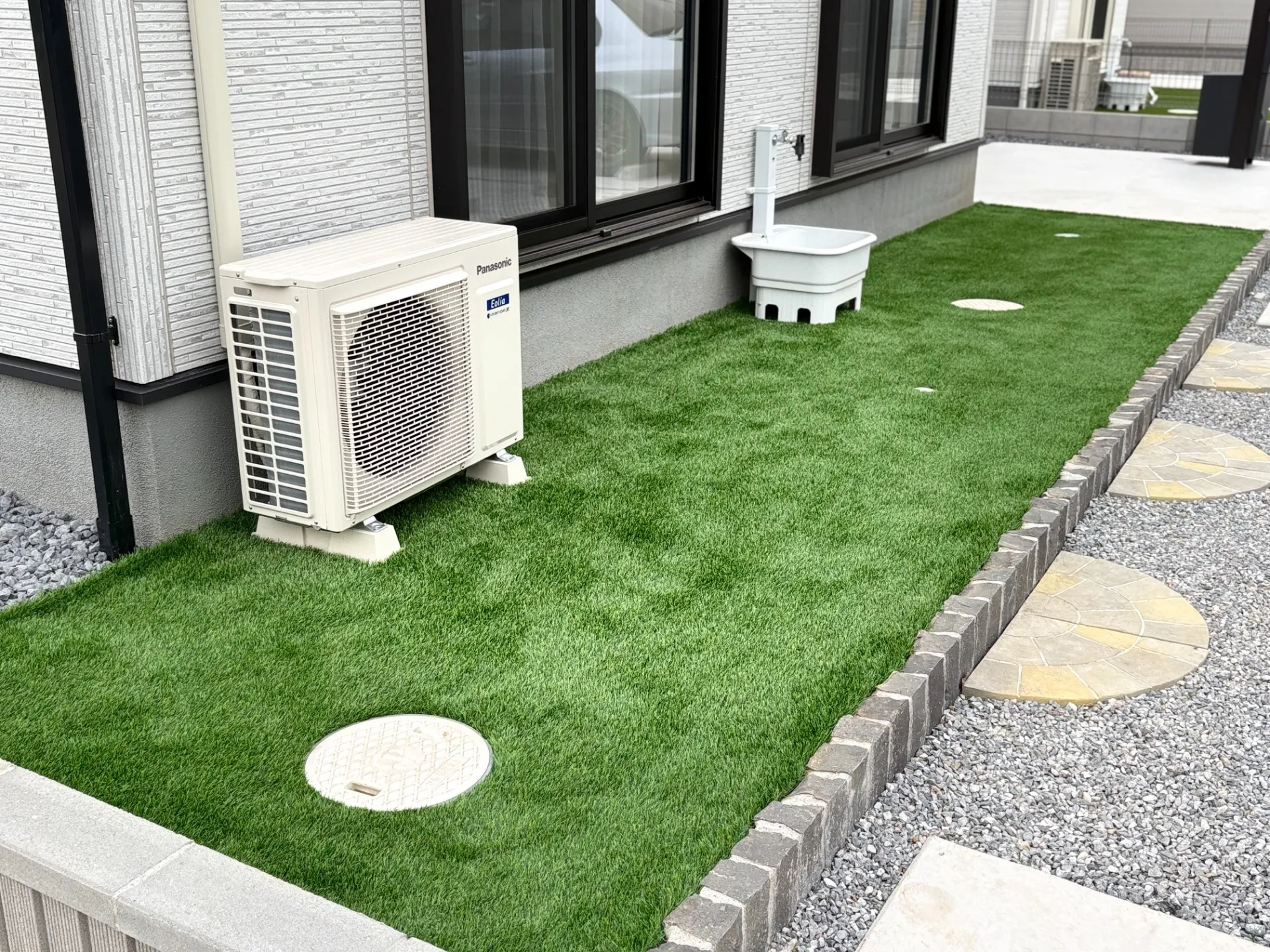 【埼玉県行田市】新築外構に人工芝と4号砕石を施工!大雨でも水たまりなし|ご夫婦大満足の庭づくり事例