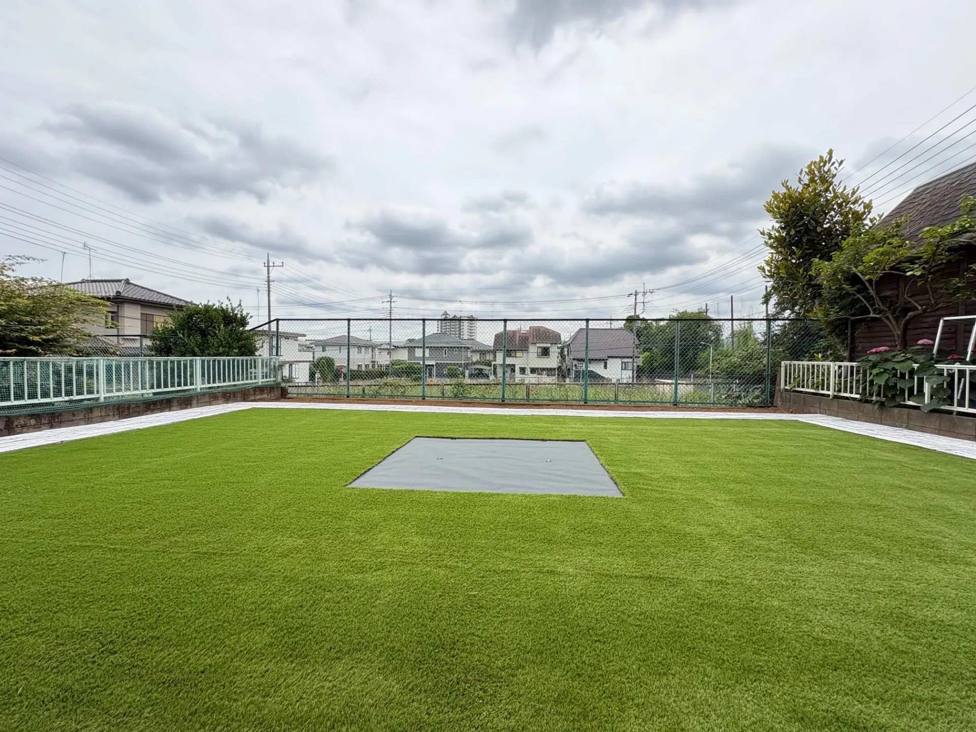 【埼玉 川越市】庭の全面リフォーム施工事例|柿の木を伐採・伐根、畑・花壇を撤去して人工芝と敷石タイルの美しいお庭へ