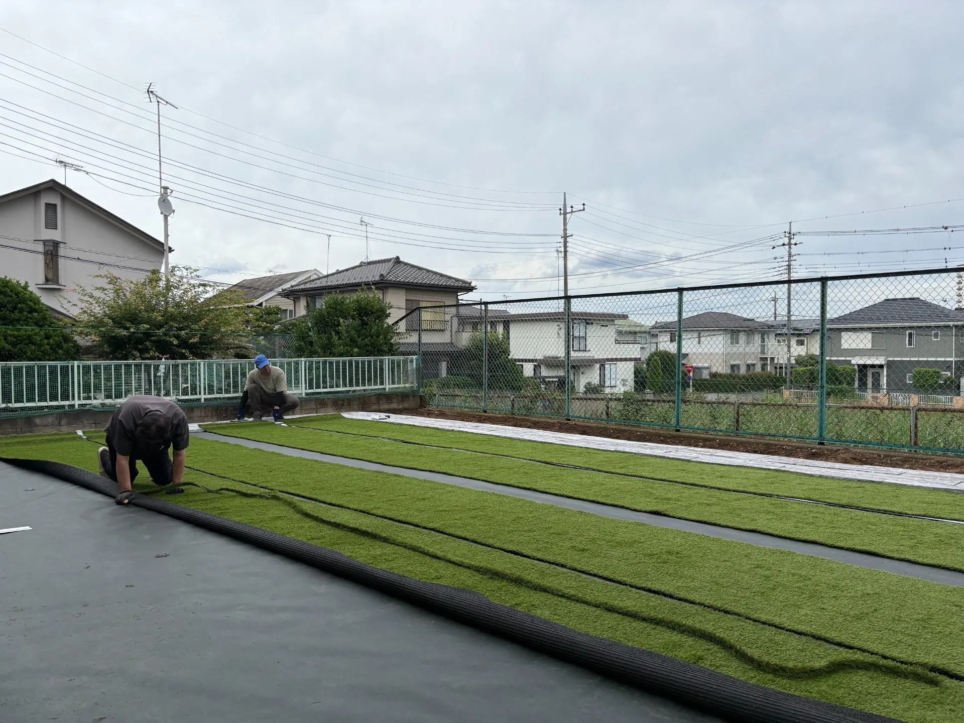 【埼玉・東京】古くなった人工芝は張り替えるべき?劣化のサイン7選と「部分補修・全面張り替え」の判断基準