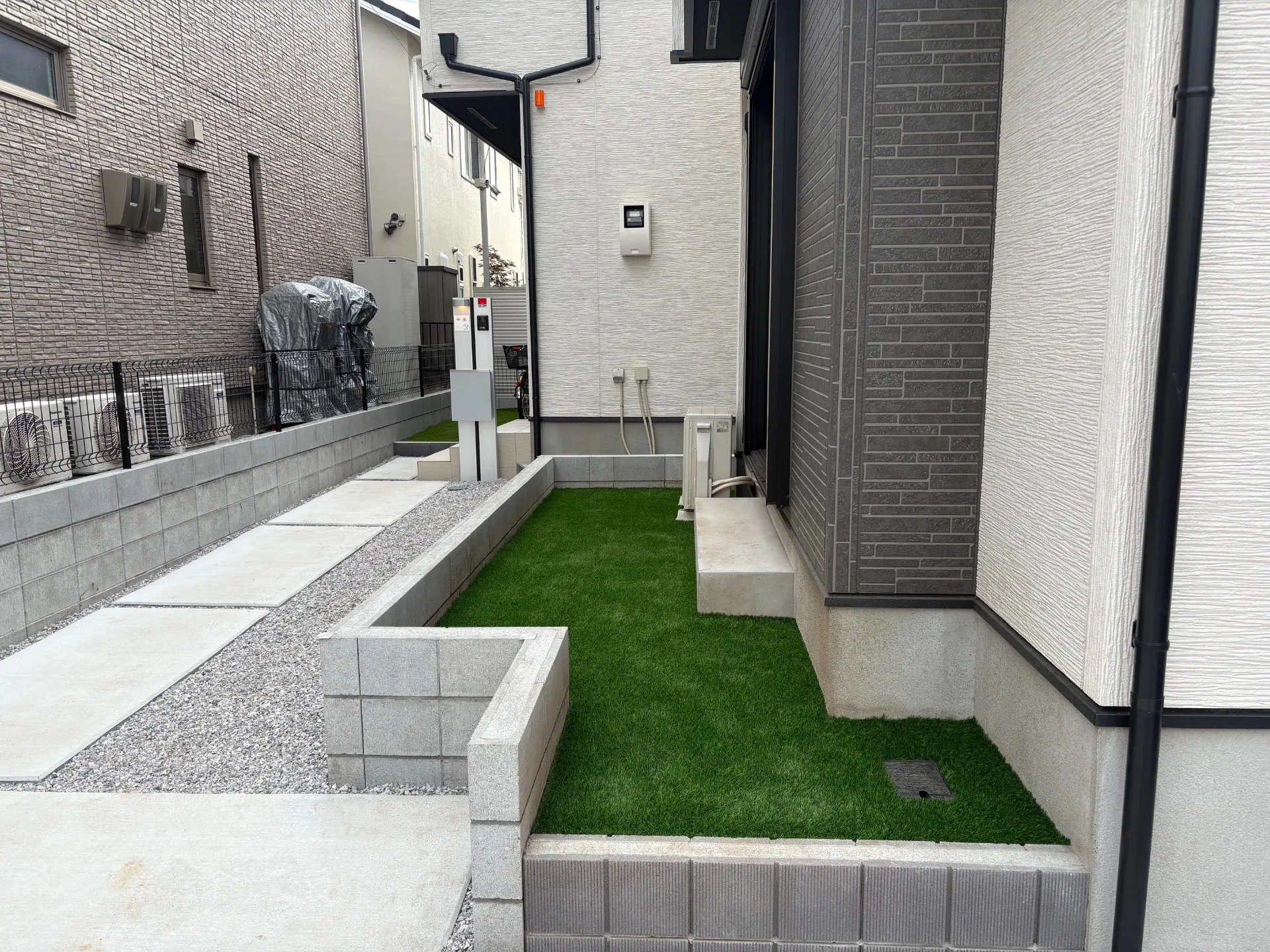 【埼玉県 狭山市の新築外構】人工芝を10万円で施工!25万円の見積もりから大幅コストダウン|新築戸建てのお庭が美しく変身